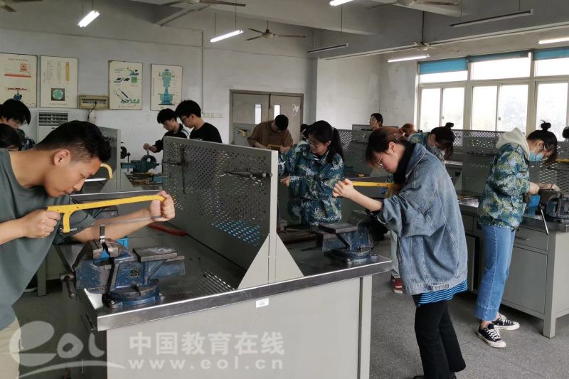 在專業課中培育勞動情懷 中國計量大學勞動教育的創新路徑